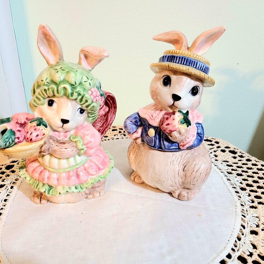 Vintage Super Cute Creamer and Sugar Bowl Bunny shape in Excellent Condition